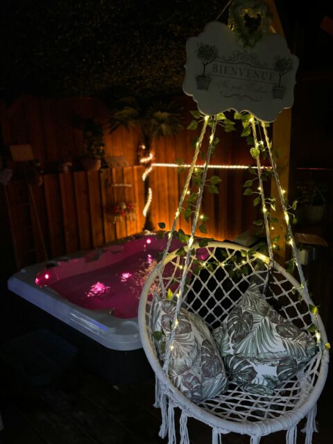 𝑳𝒆 𝒋𝒐𝒍𝒊 𝒎𝒐𝒊𝒔 𝒅𝒆 𝑴𝑨𝑰 😍𝒔𝒆 𝒑𝒓𝒐𝒇𝒊𝒍𝒆 𝒂̀ 𝒍 𝒉𝒐𝒓𝒊𝒛𝒐𝒏 𝒂𝒗𝒆𝒄 𝒕𝒐𝒖𝒔 𝒄𝒆𝒔 𝒑𝒐𝒏𝒕𝒔 ;
pourquoi ne pas en profiter pour faire plaisir et se faire plaisir 😍.
Nos lovin chalets situés à biscarrosse sont les lieux ideals pour décompresser à 2 .
au programme :
_ à votre arrivée, une ambiance romantique 🌹sera installée pour vous accueillir : avec musique douce🎼, parfum d ambiance ,lumiere tamisée et bougies
_le petit coin jacuzzi privatif🛁 sera votre allié pour parfaire ce moment suspendu avec votre moitié .
_ le petit dejeuner 🥐🍞🥖inclus saura satisfaire vos papilles
_ les options telles que, massage solo ou duo👐, soin du visage ,bouteilles de champagne 🍾,bouquet de fleurs 🌹🌸🌹.... pourront venir ajouter de l originalité à votre soirée romantique 👩❤️💋👨👩❤️💋👨👩❤️💋👨
☎️: 06 87 90 42 47
#chaletromantique #weekendinsolite #jacuzzi #massageduo #loveroom #biscarrosse #sudouest #nouvelleaquitaine #escapadeamoureux #amoureux #lacbiscarrosse
#landes #biscarrosseplage #oceanathlantique #nature